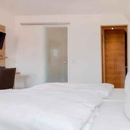 מלון Hotelgasthof Bayerischer Hof *